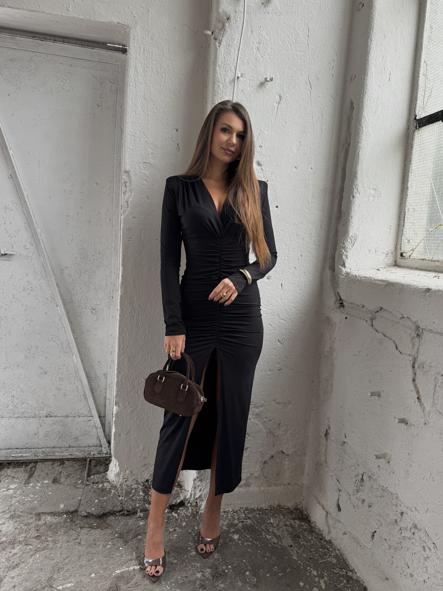 Sukienka długa z marszczeniem czarna