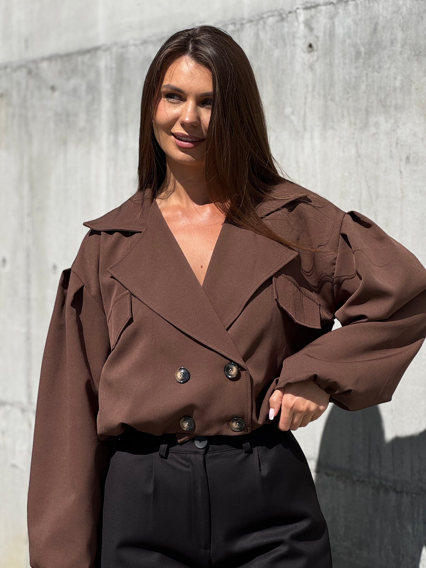 krótka kurtka oversize z gumką w pasie brązowa