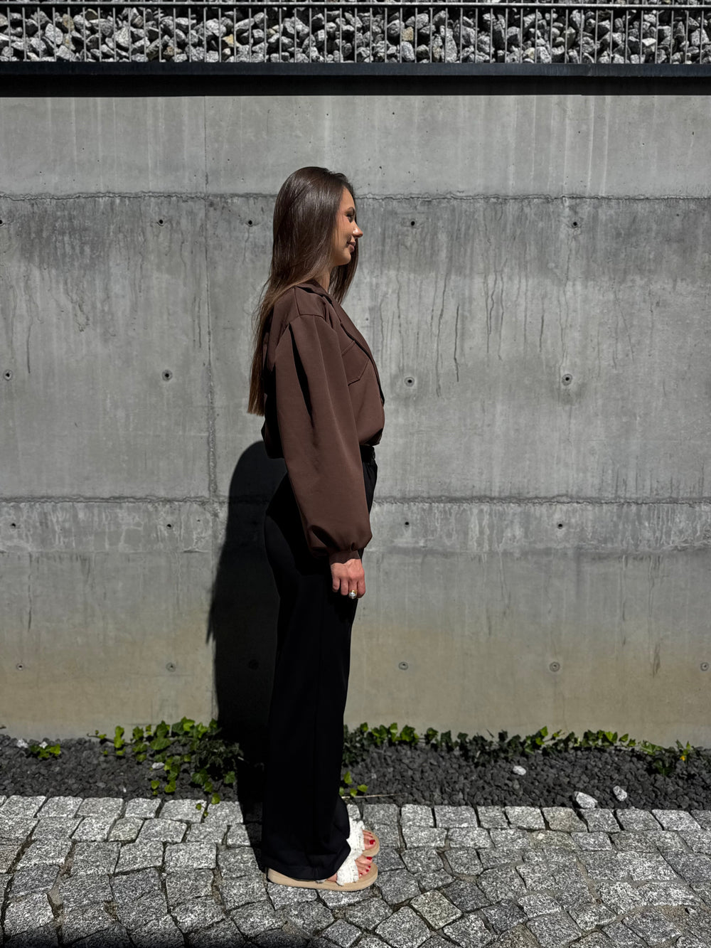 krótka kurtka oversize z gumką w pasie brązowa