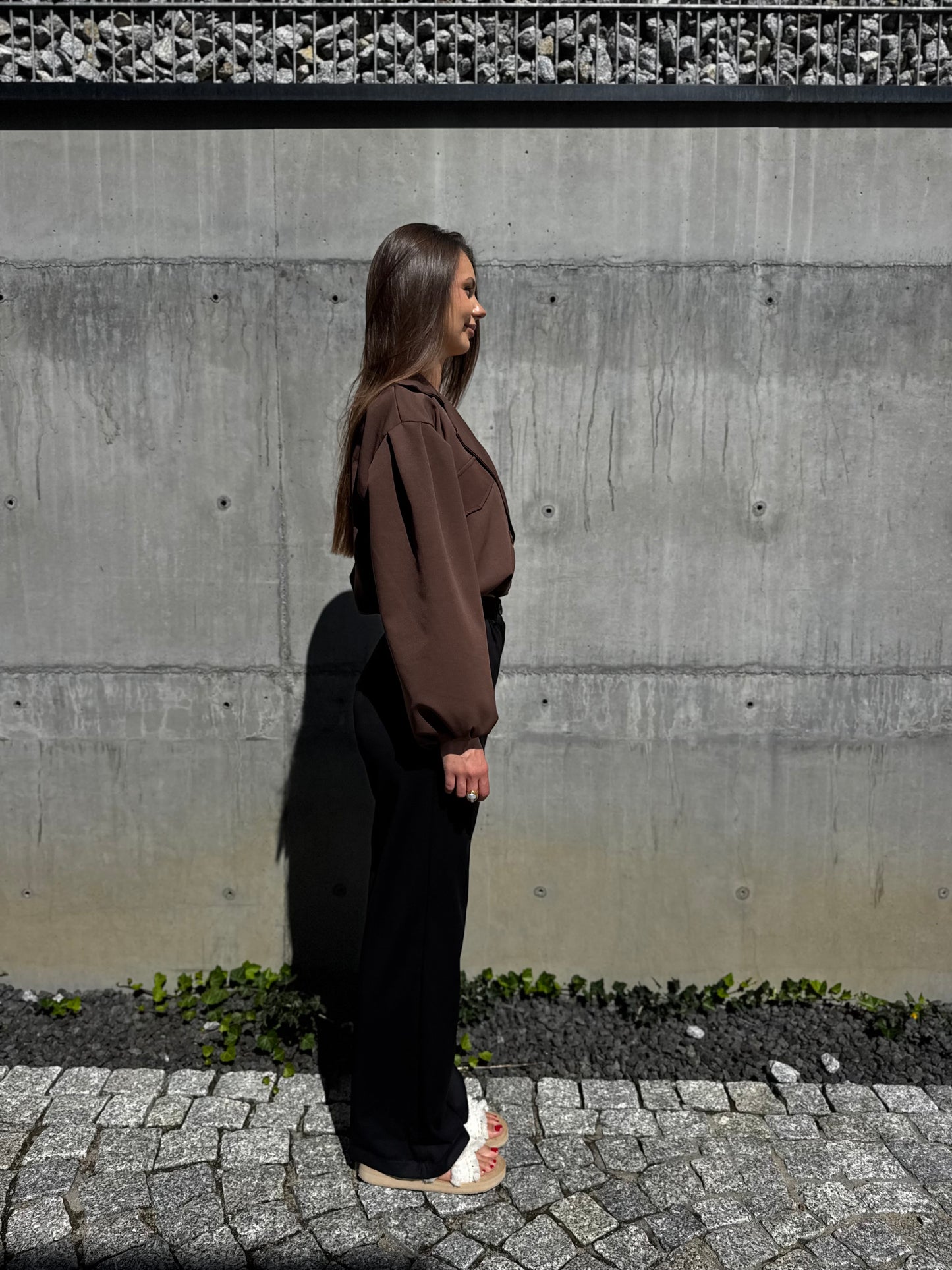 krótka kurtka oversize z gumką w pasie brązowa
