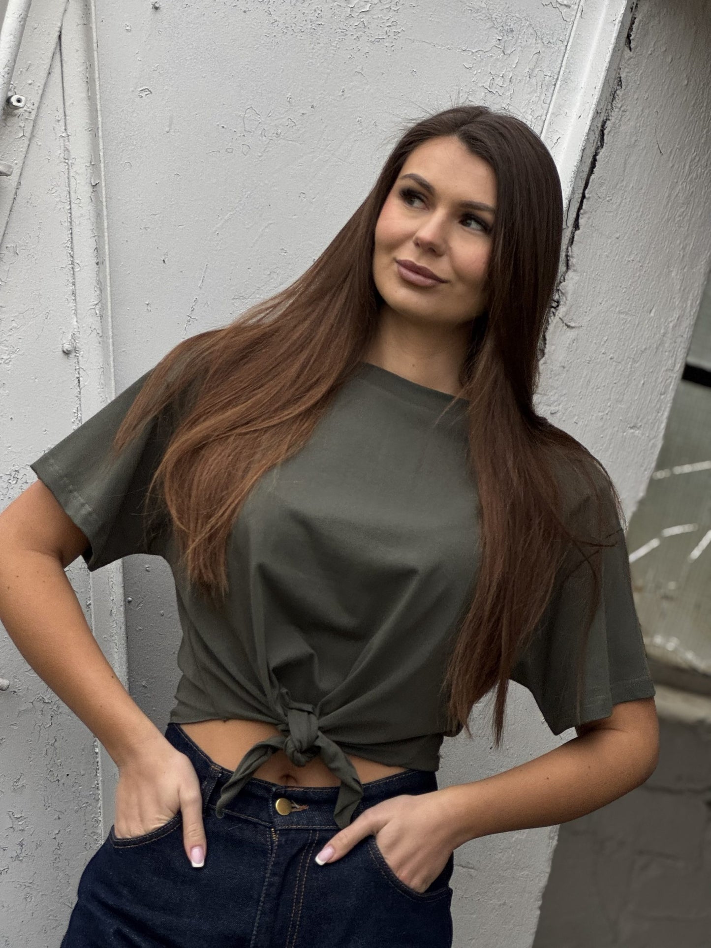 T-shirt z wiązaniem khaki slay