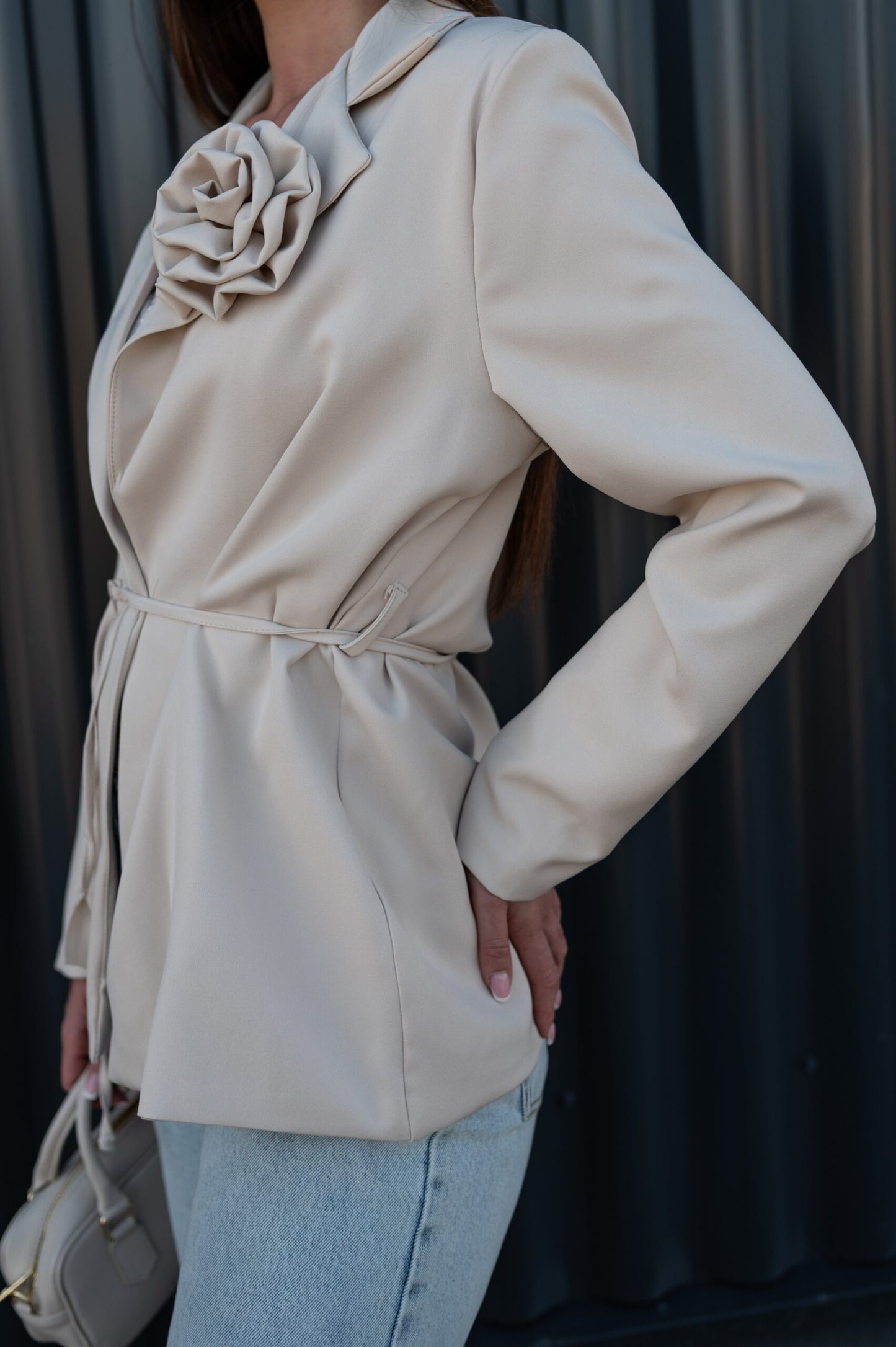 MARYNARKA wiązanA z odpinaną różą beżowa
