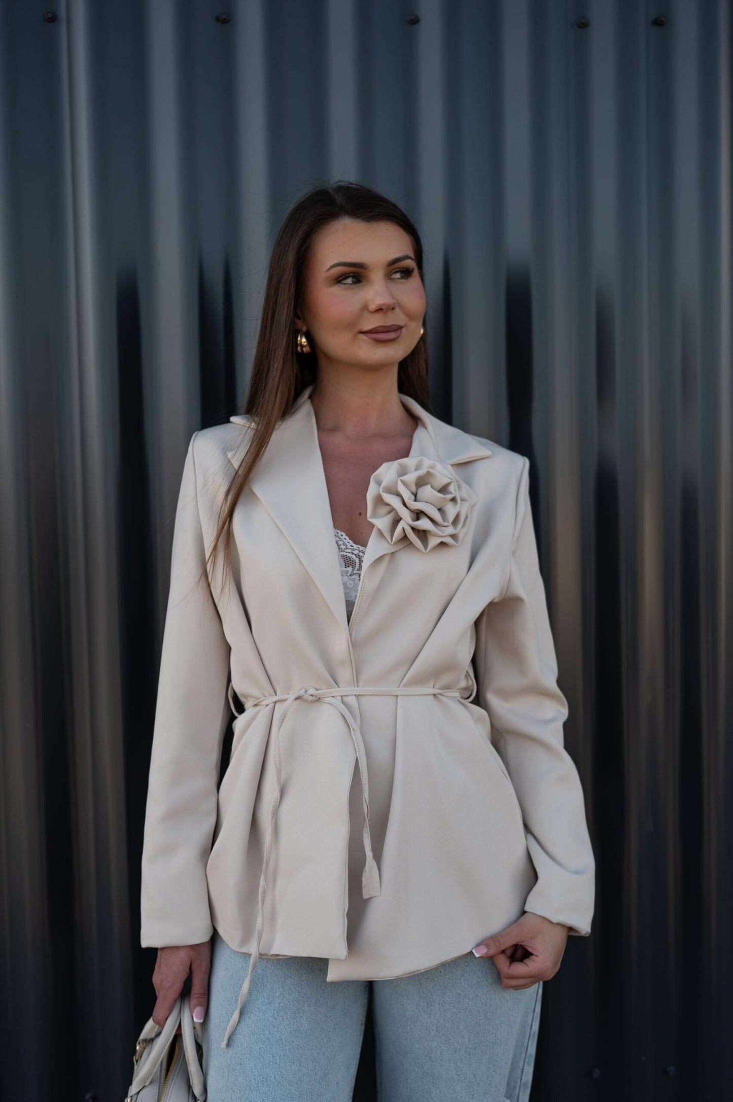 MARYNARKA wiązanA z odpinaną różą beżowa