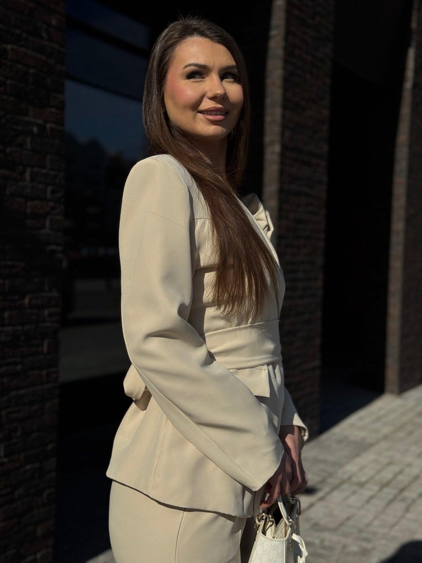 Garnitur wiązany z odpinaną broszką beżowy