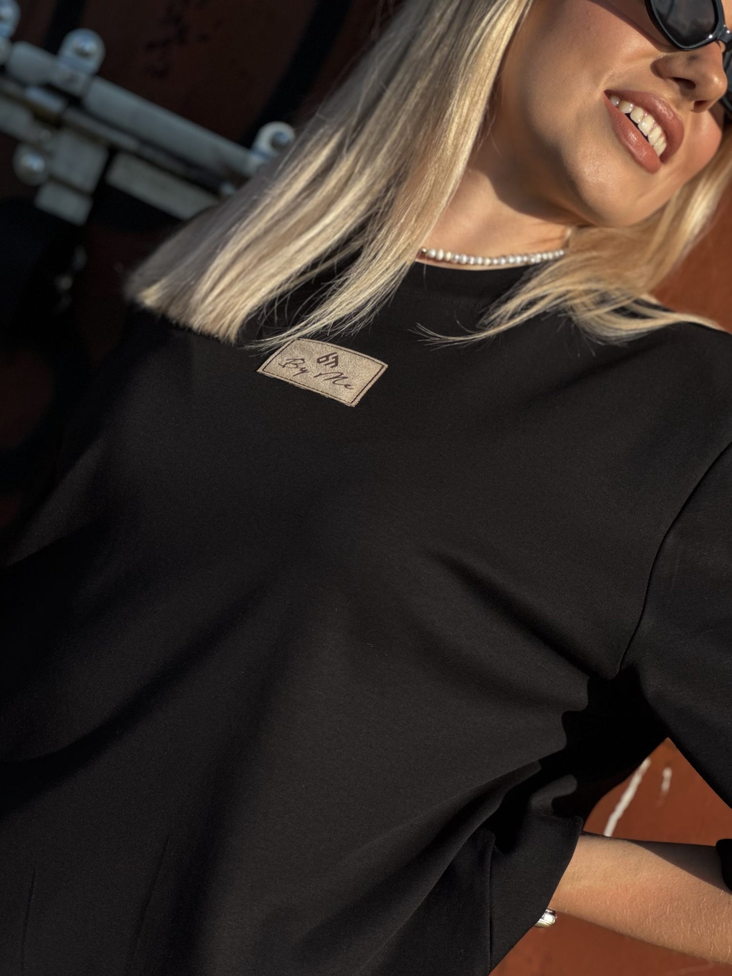 T-shirt z naszywką by me czarny