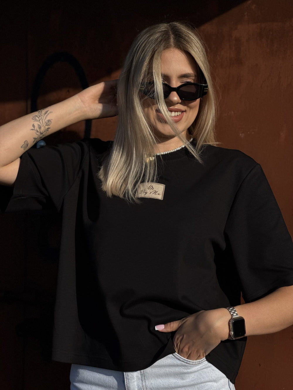 T-shirt z naszywką by me czarny