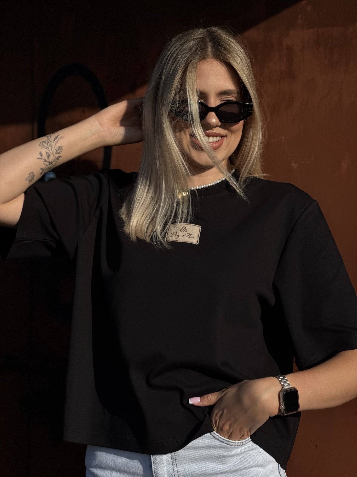T-shirt z naszywką by me czarny